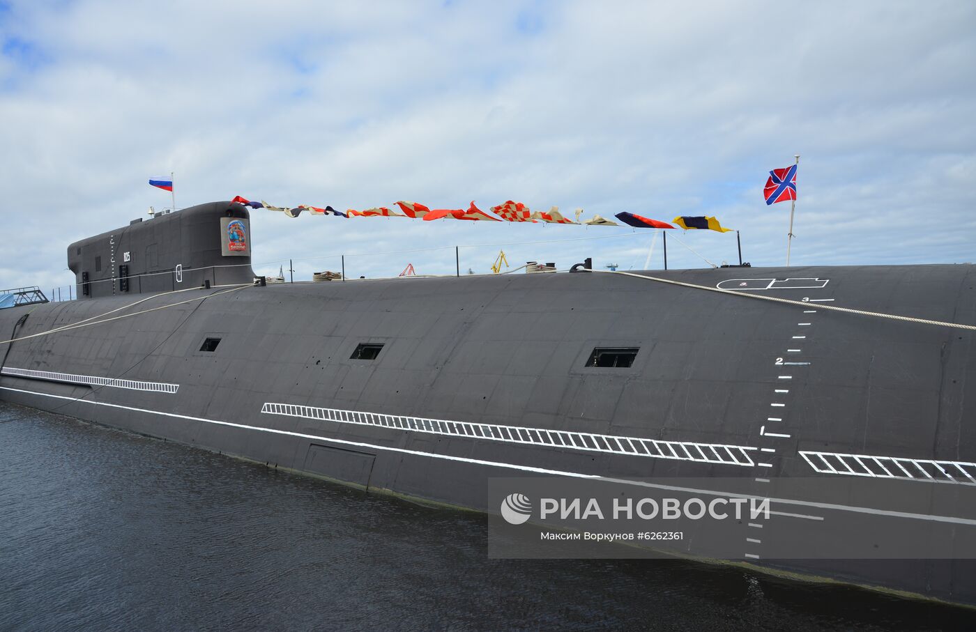 Поднятие Андреевского флага на атомной подводной лодке "Князь Владимир"