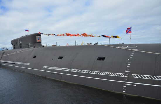 Поднятие Андреевского флага на атомной подводной лодке "Князь Владимир"