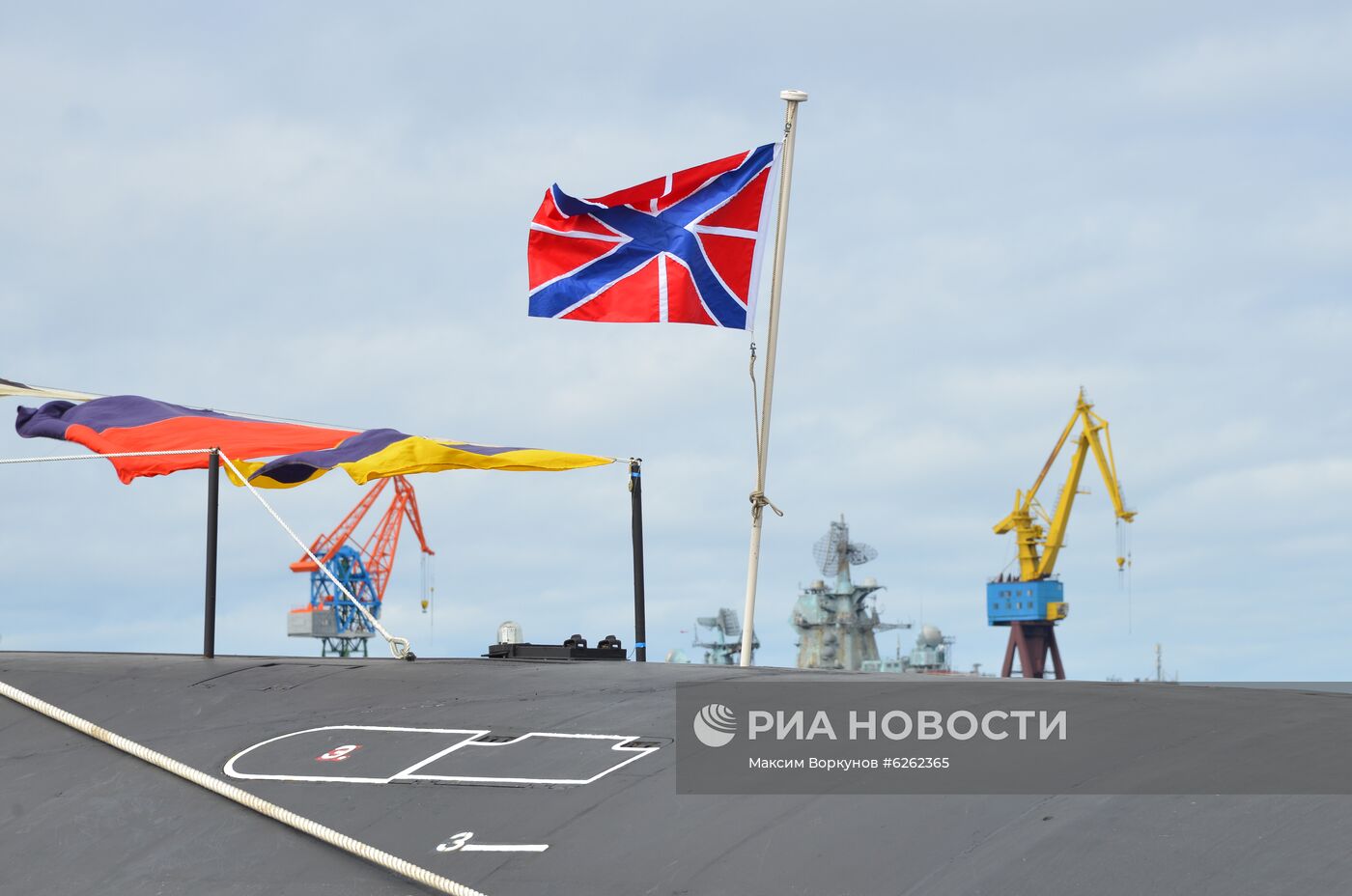 Поднятие Андреевского флага на атомной подводной лодке "Князь Владимир"