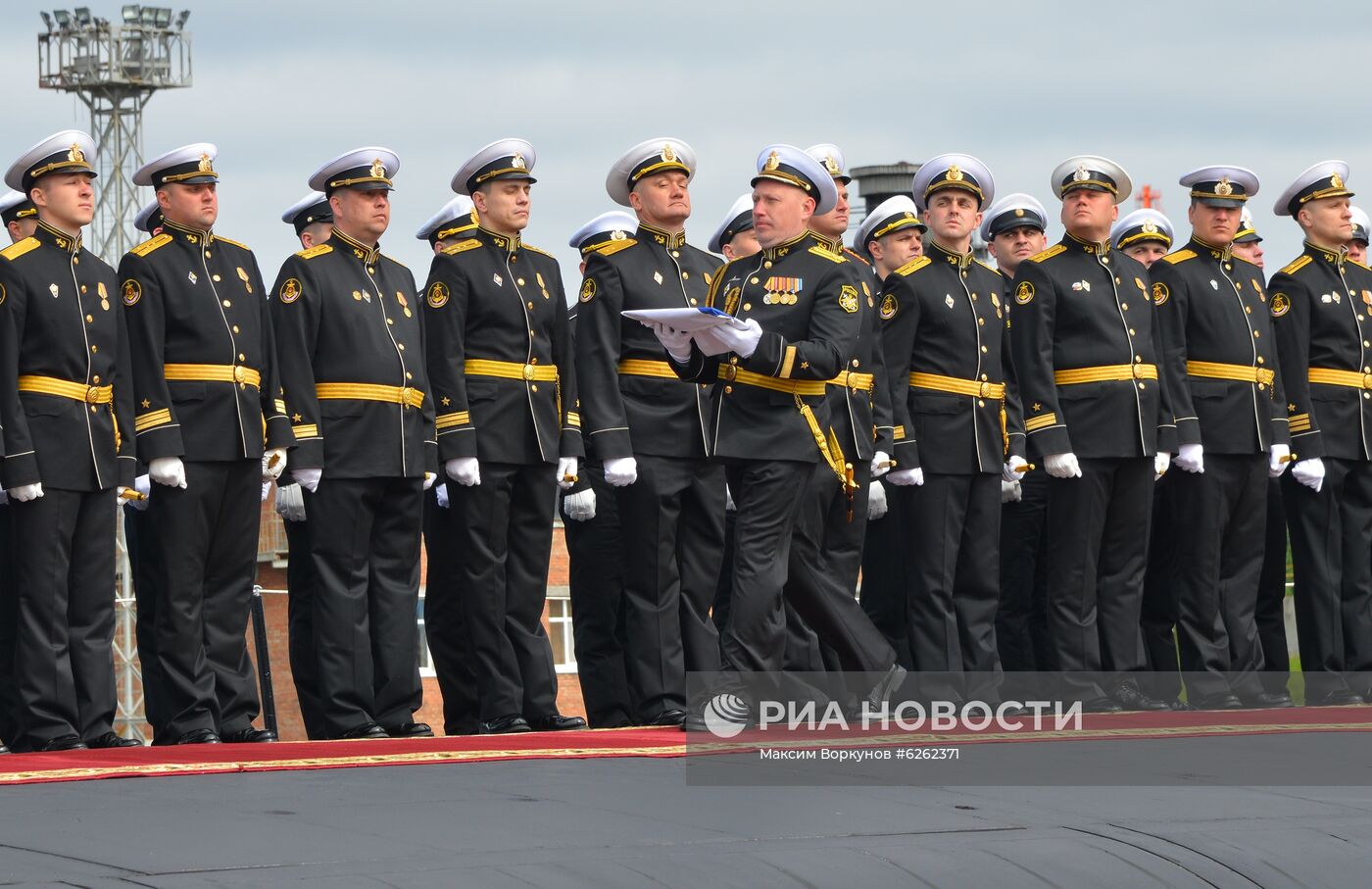 Поднятие Андреевского флага на атомной подводной лодке "Князь Владимир"