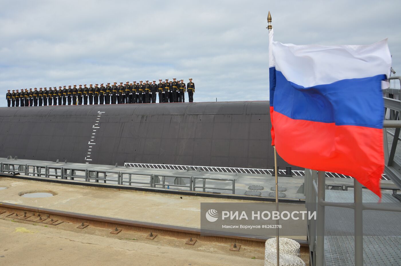 Поднятие Андреевского флага на атомной подводной лодке "Князь Владимир"