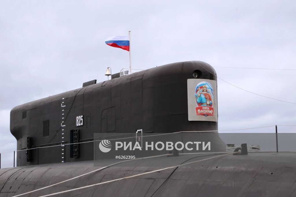 Поднятие Андреевского флага на атомной подводной лодке "Князь Владимир"