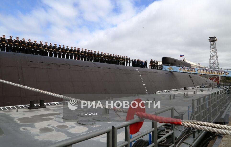 Поднятие Андреевского флага на атомной подводной лодке "Князь Владимир"