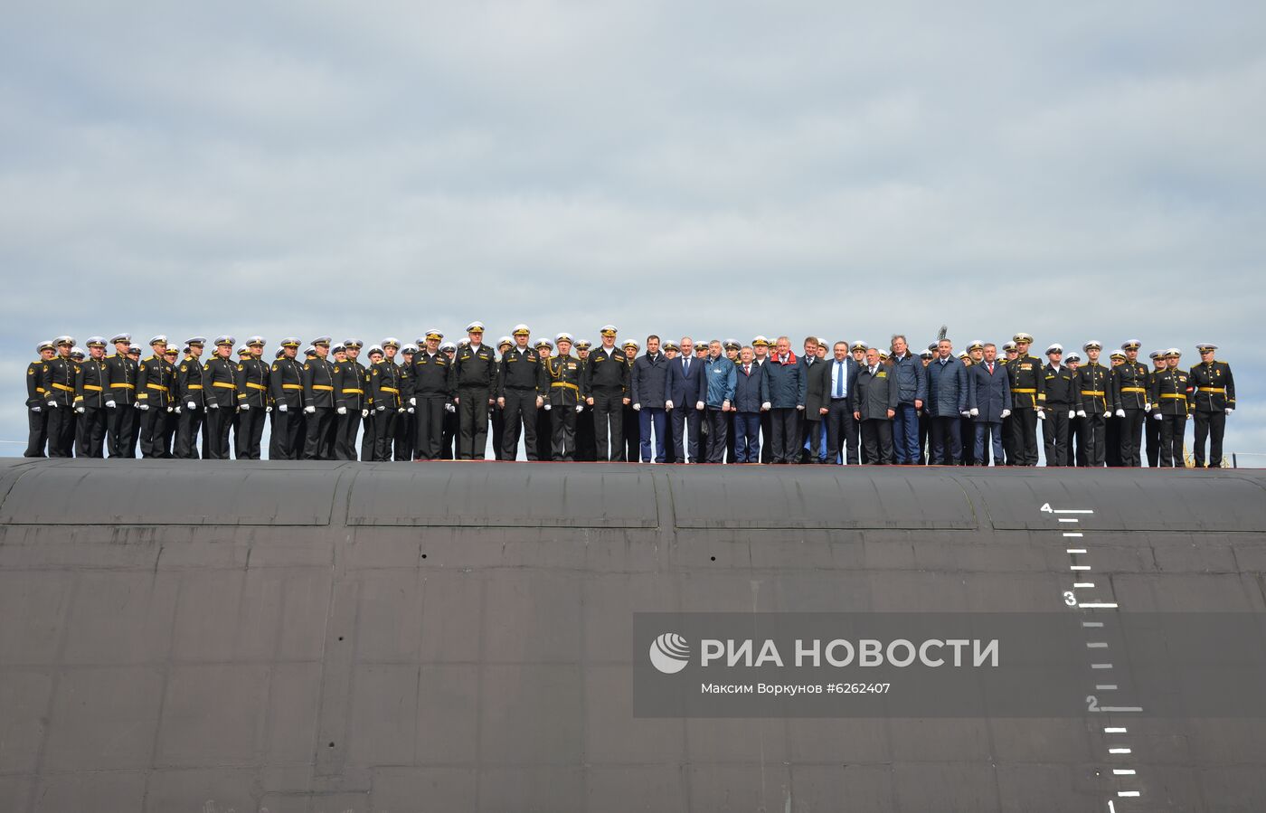 Поднятие Андреевского флага на атомной подводной лодке "Князь Владимир"