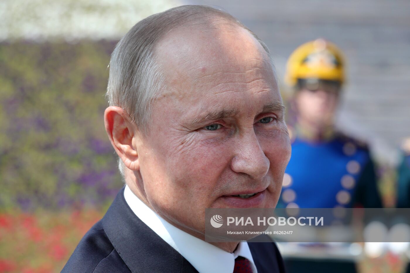 Президент РФ В. Путин вручил золотые звезды Героям Труда на Поклонной горе