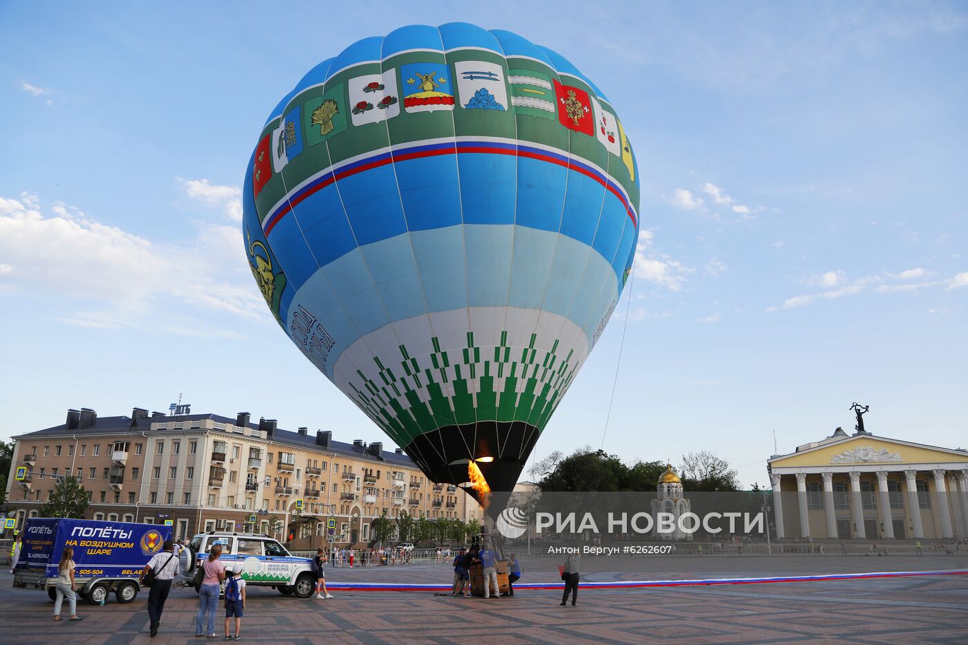 Воздушный шар с 300-метровым флагом РФ перед запуском с Соборной площади в Белгороде в рамках празднования Дня России. Место: Россия, Белгород. Автор: Антон Вергун/РИА Новости. Празднование Дня России