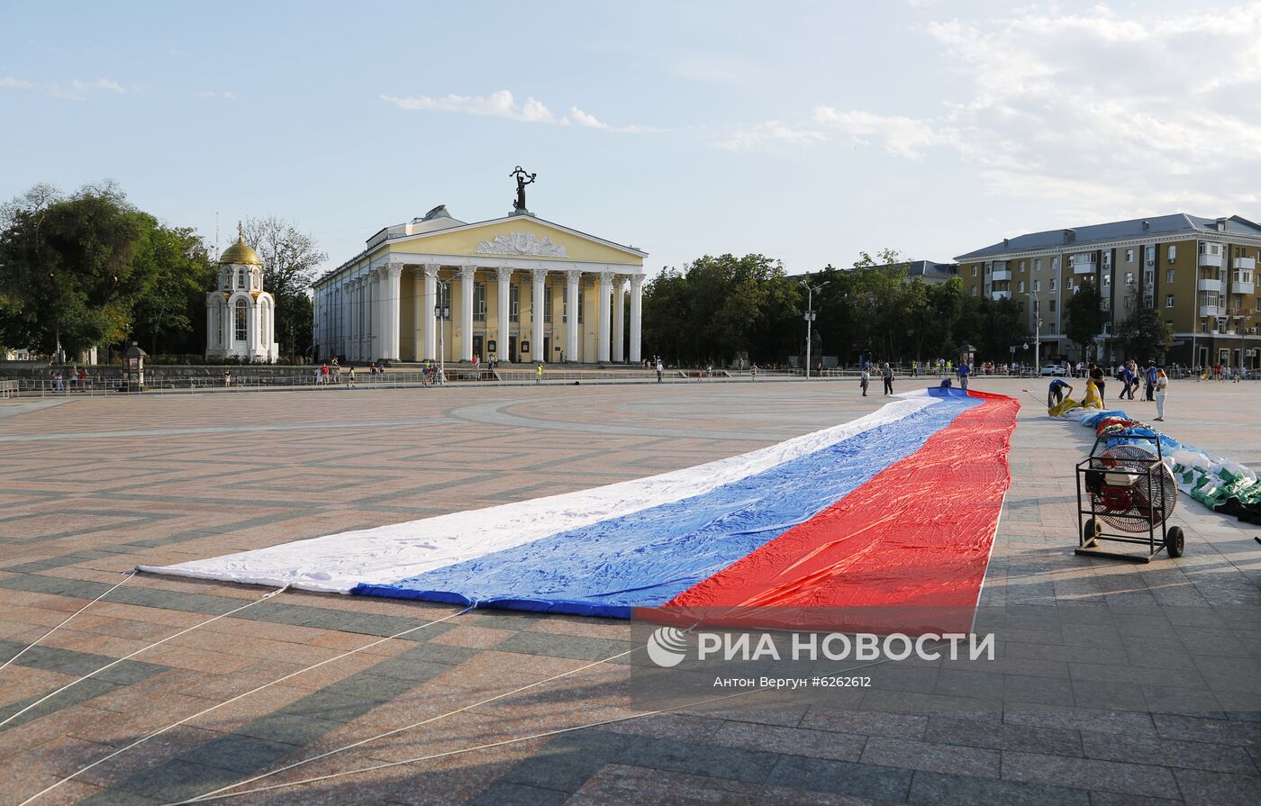 300-метровый флаг РФ перед запуском в небо с воздушным шаром в рамках празднования Дня России на Соборной площади в Белгороде. Место: Россия, Белгород. Автор: Антон Вергун/РИА Новости. Празднование Дня России