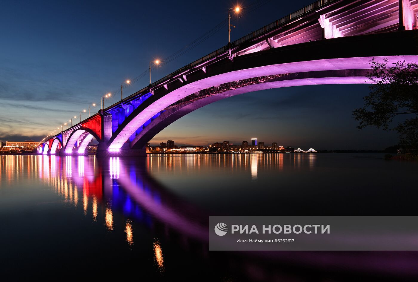 Коммунальный мост через реку Енисей в праздничной иллюминации в честь Дня России в Красноярске. Место: Россия, Красноярск. Автор: Илья Наймушин/РИА Новости. Празднование Дня России
