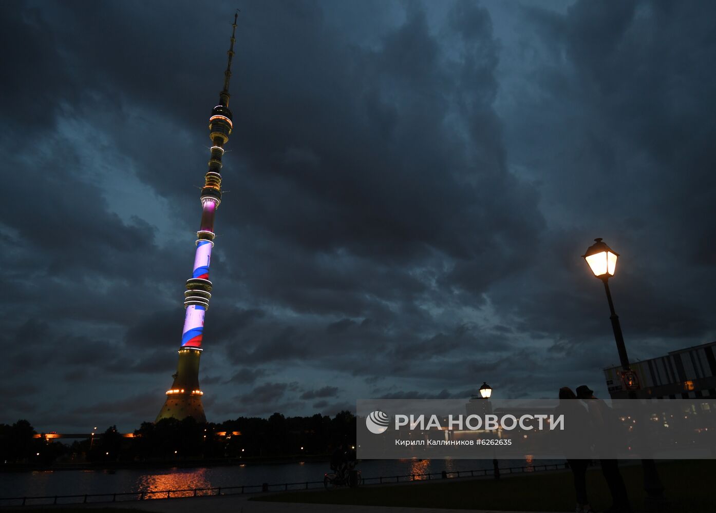 Праздничная подсветка на Останкинской телебашне ко Дню России