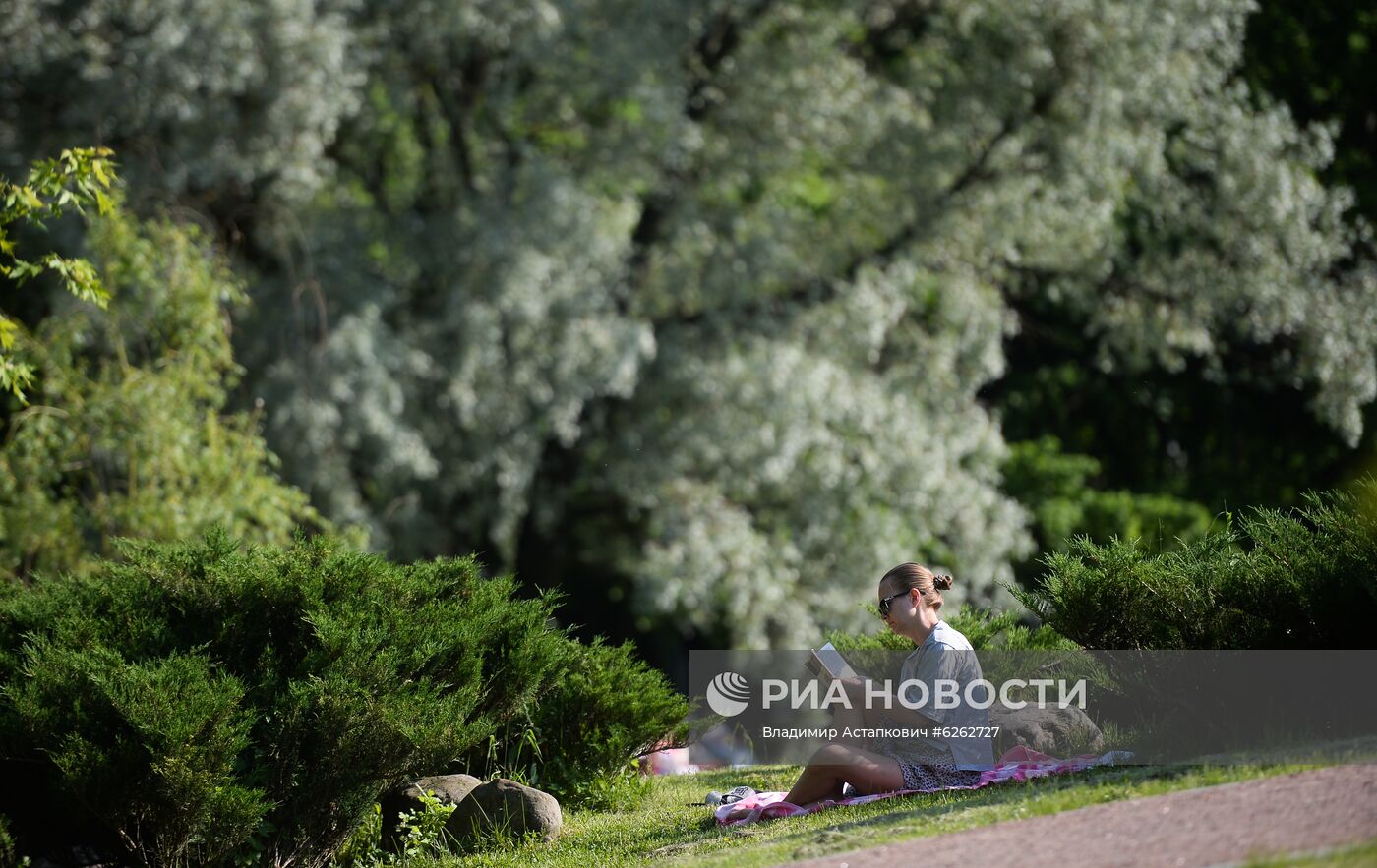 Отдыхающие в парке "Дубки" в Москве