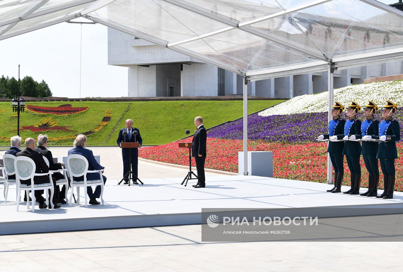 Президент РФ В. Путин вручил золотые звезды Героям Труда на Поклонной горе