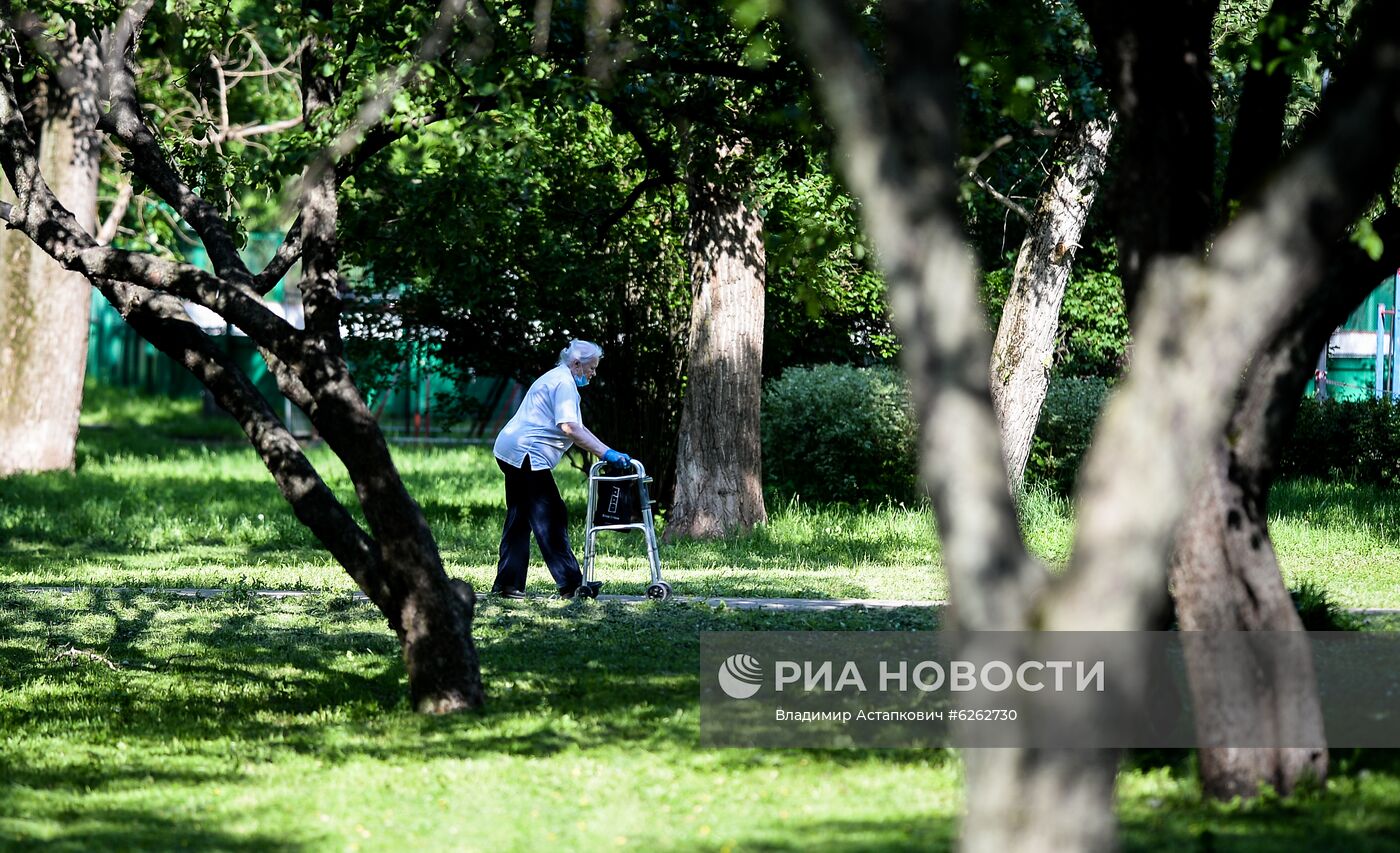 Отдыхающие в парке "Дубки" в Москве