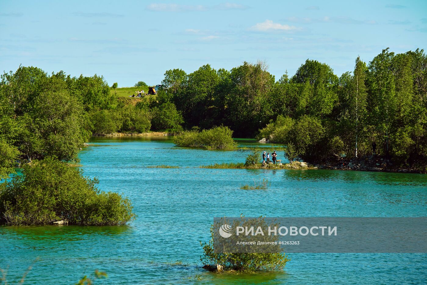 Отдых жителей Петербурга и области на Борницком карьере