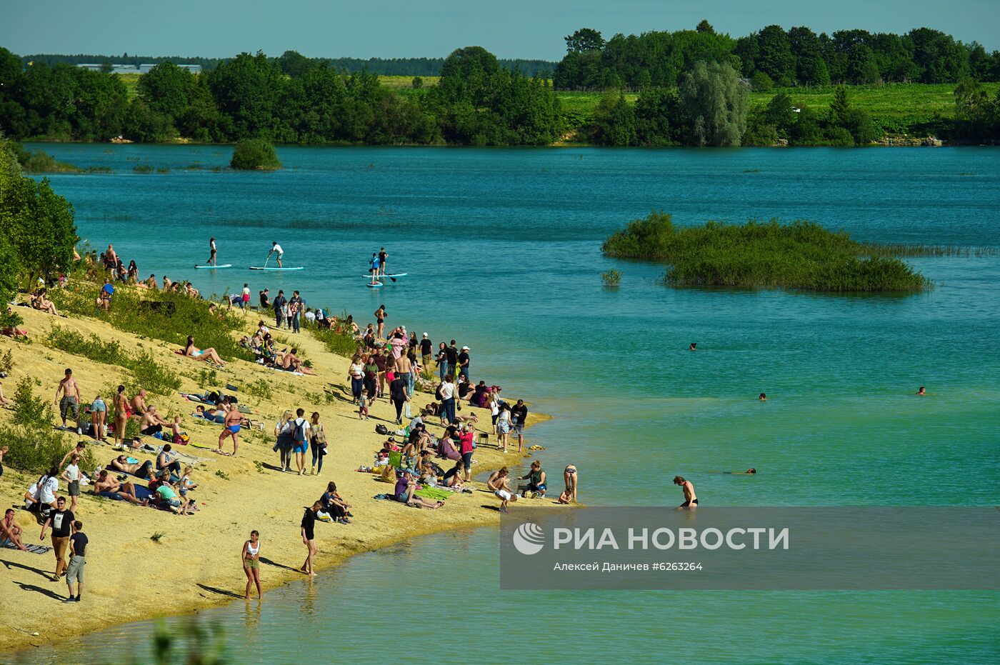 Отдых жителей Петербурга и области на Борницком карьере