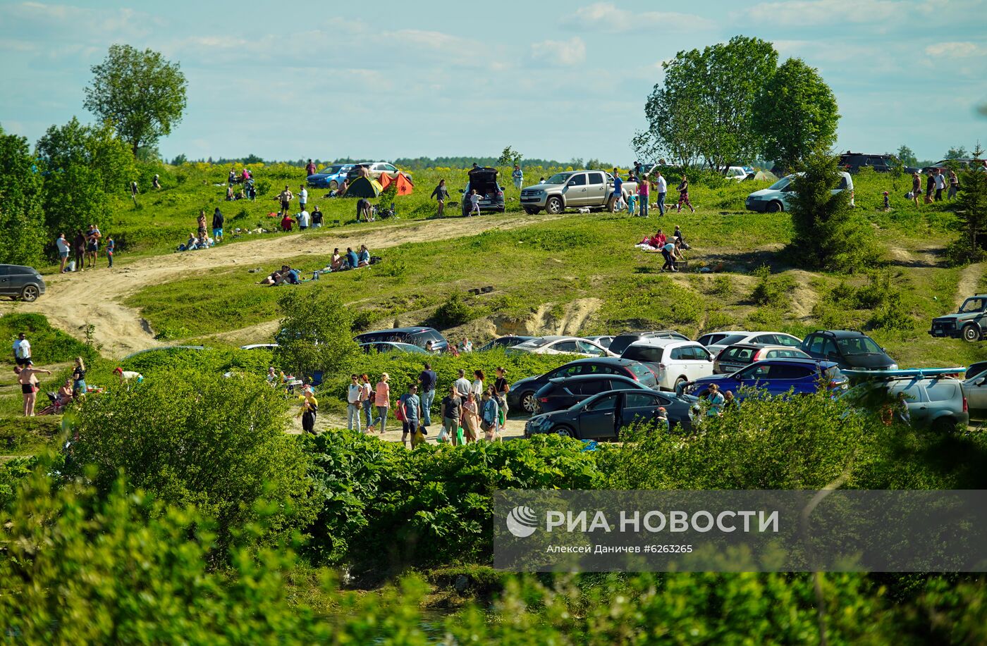 Отдых жителей Петербурга и области на Борницком карьере