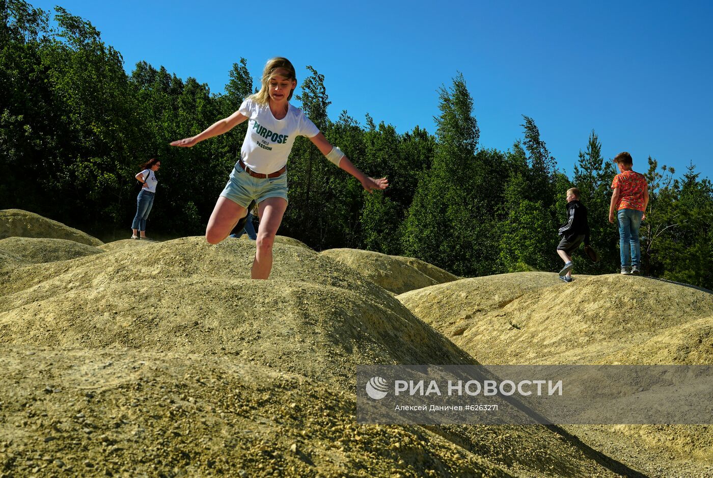 Отдых жителей Петербурга и области на Борницком карьере