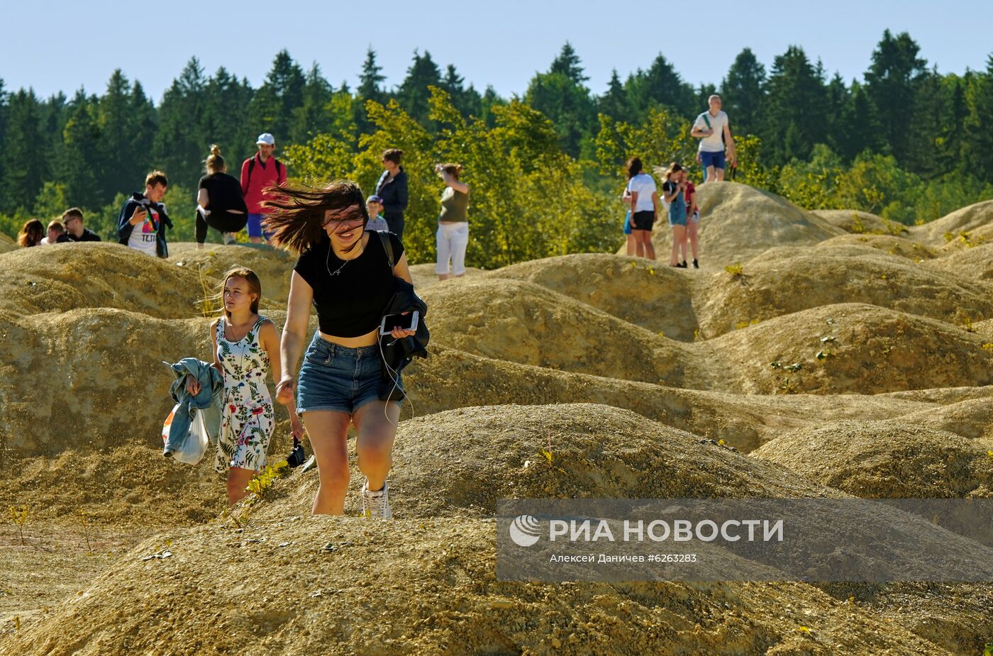 Отдых жителей Петербурга и области на Борницком карьере