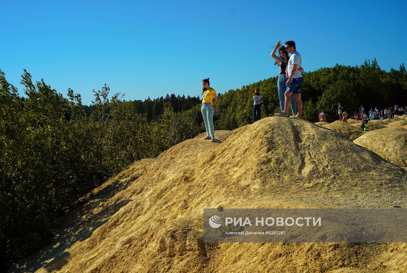 Отдых жителей Петербурга и области на Борницком карьере