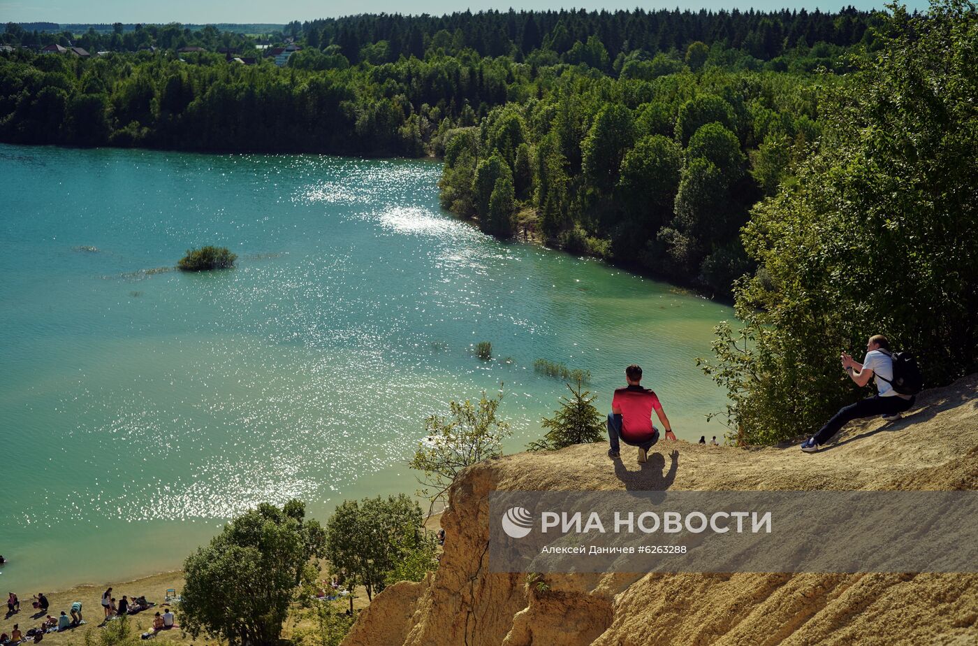 Отдых жителей Петербурга и области на Борницком карьере