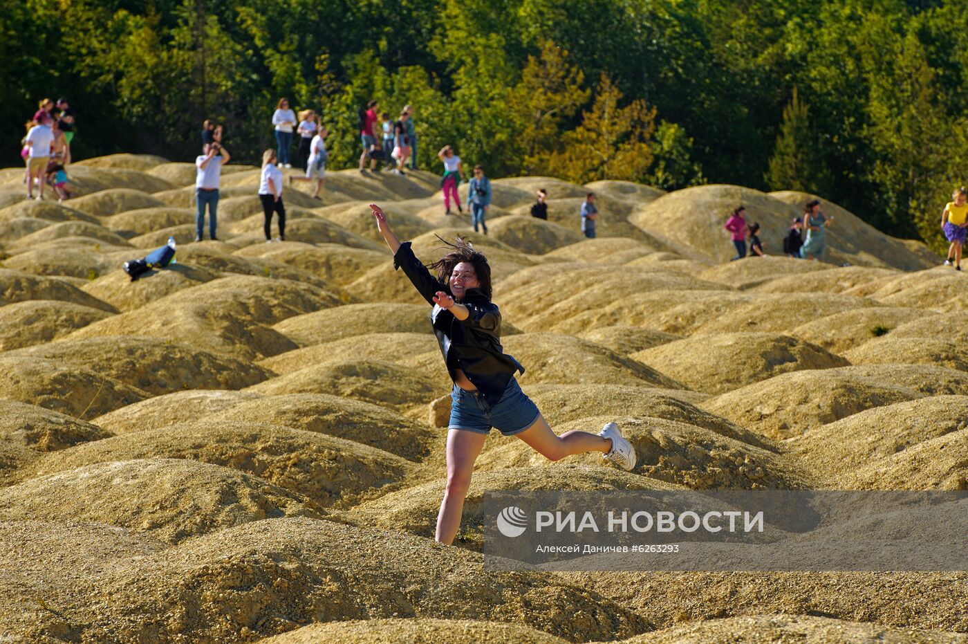 Отдых жителей Петербурга и области на Борницком карьере