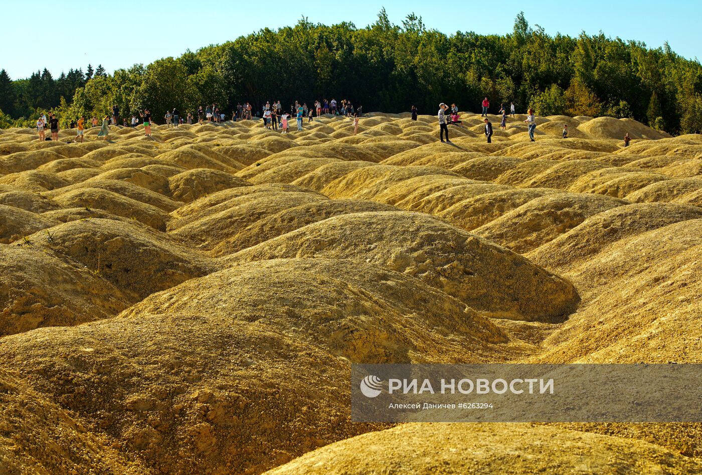 Отдых жителей Петербурга и области на Борницком карьере