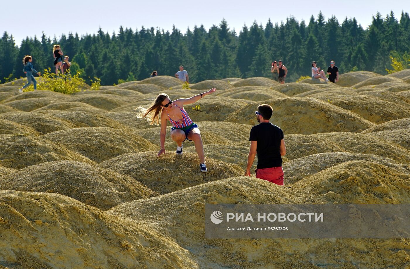 Отдых жителей Петербурга и области на Борницком карьере