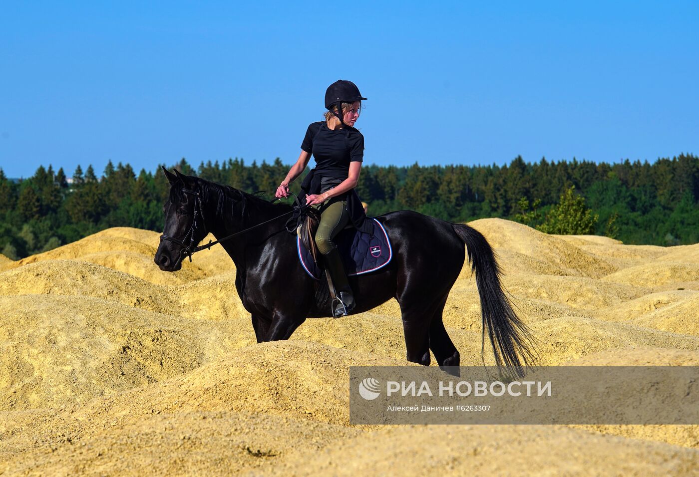 Отдых жителей Петербурга и области на Борницком карьере