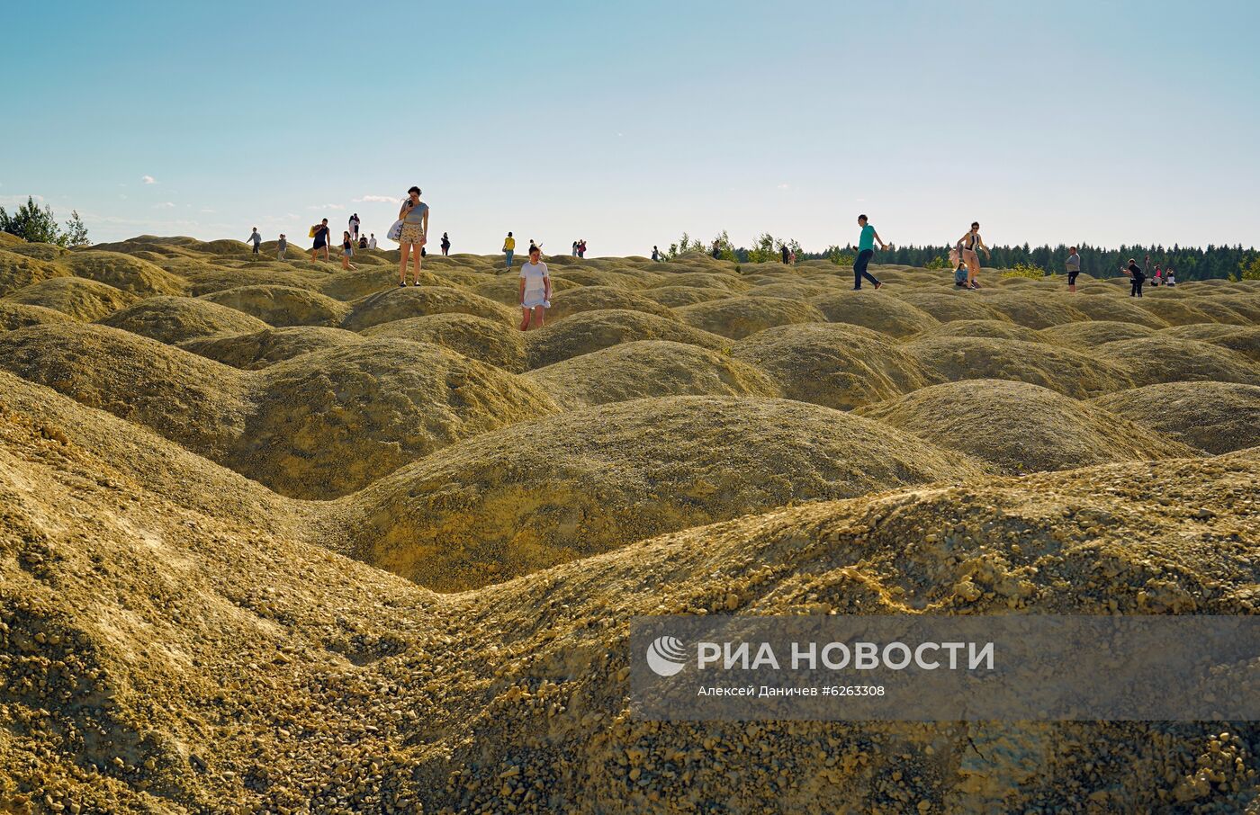 Отдых жителей Петербурга и области на Борницком карьере