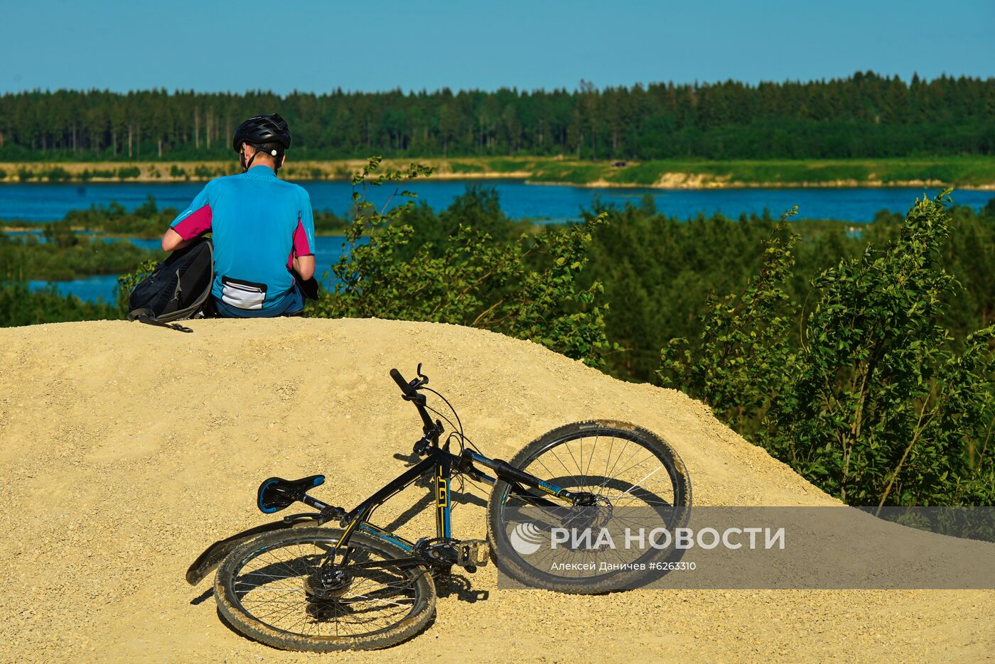 Отдых жителей Петербурга и области на Борницком карьере