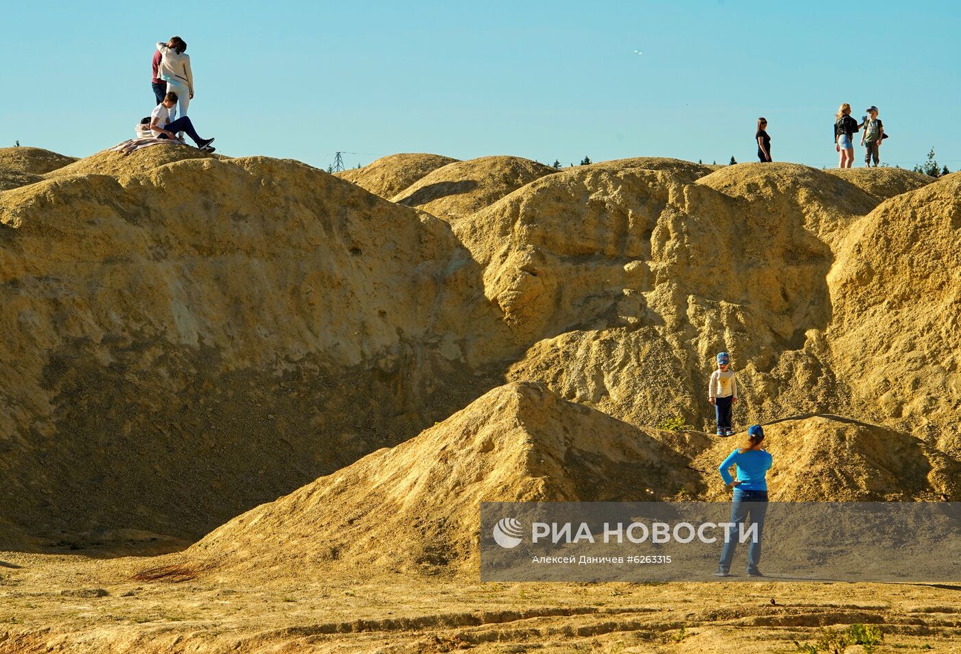 Отдых жителей Петербурга и области на Борницком карьере