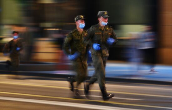 Тренировка экипажей военной техники к параду Победы