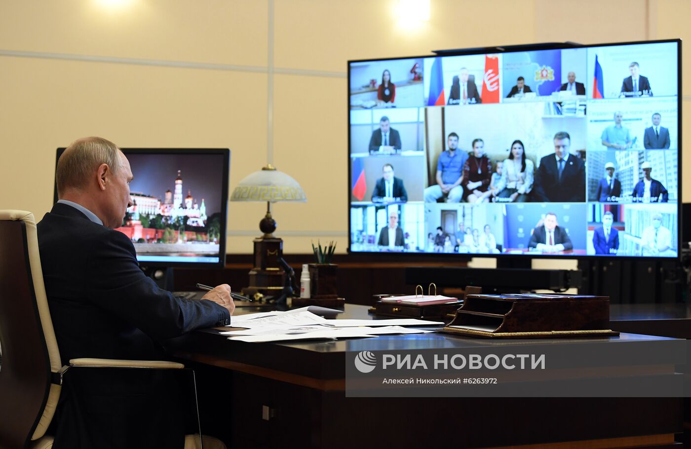 Президент РФ В. Путин провел совещание о реализации мер поддержки экономики и социальной сферы