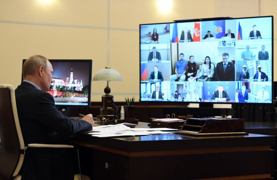 Президент РФ В. Путин провел совещание о реализации мер поддержки экономики и социальной сферы