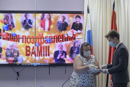 Вручение школьных аттестатов в Санкт-Петербурге