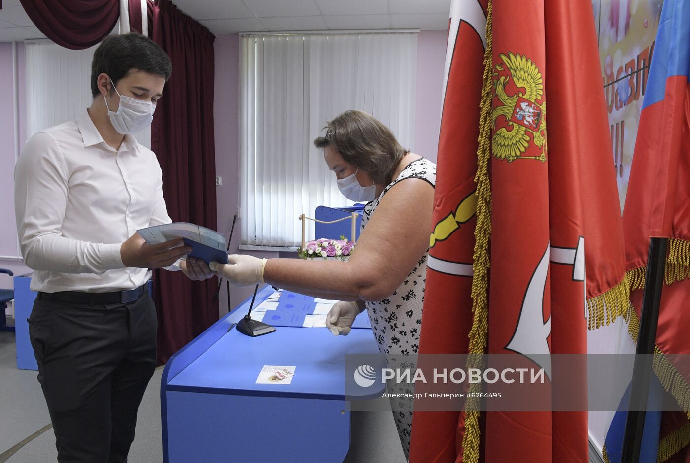 Вручение школьных аттестатов в Санкт-Петербурге