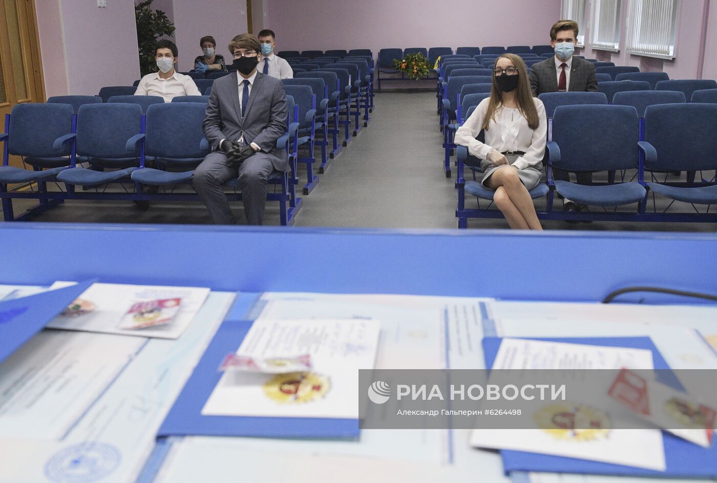 Вручение школьных аттестатов в Санкт-Петербурге