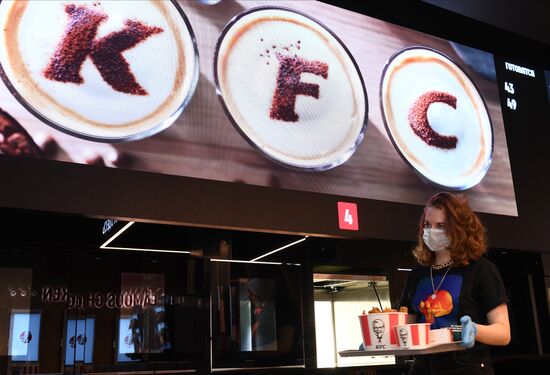 Компания KFC готовится к открытию ресторана без кассиров в Москве