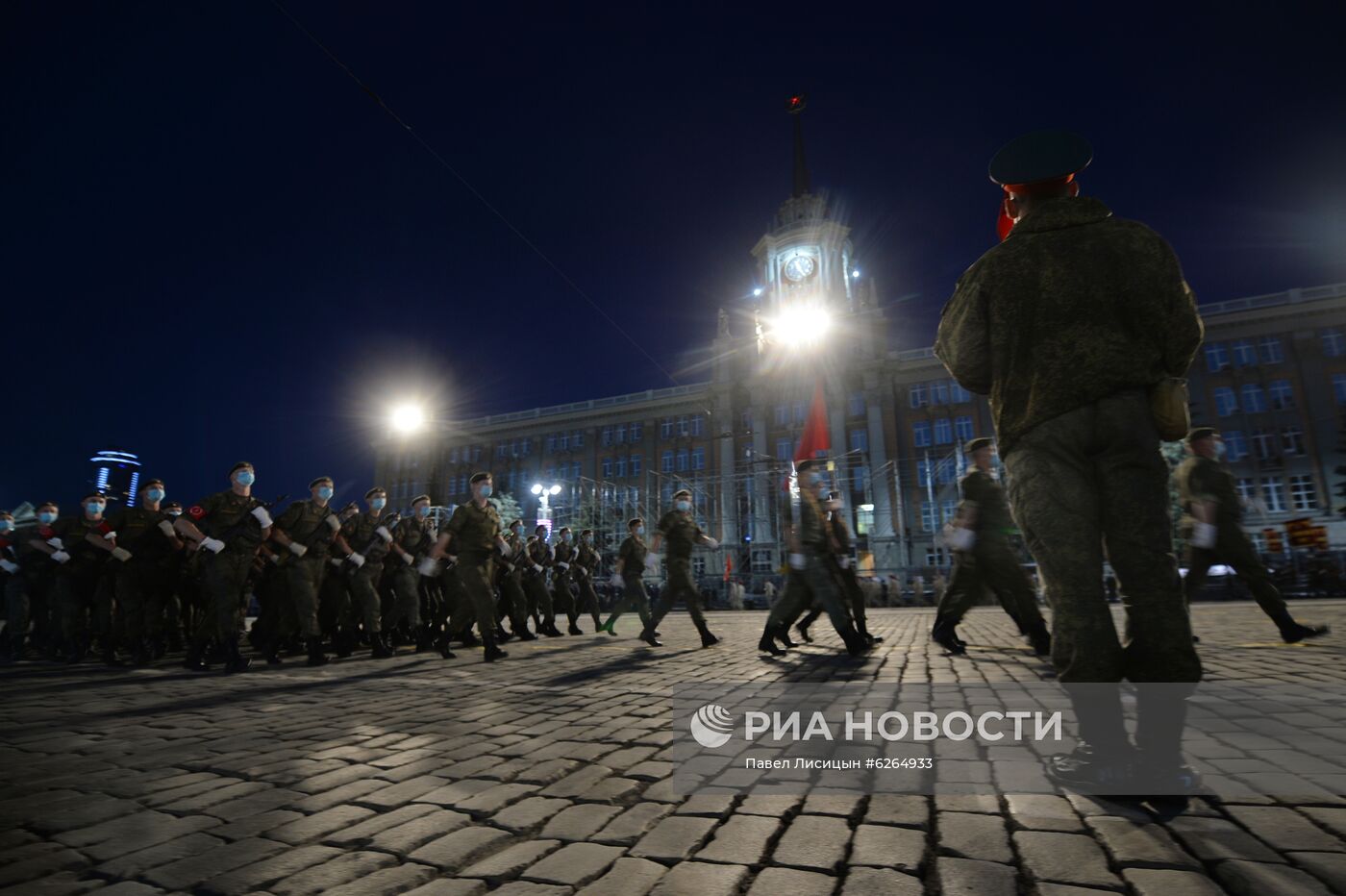 Ночная репетиция парада Победы в Екатеринбурге