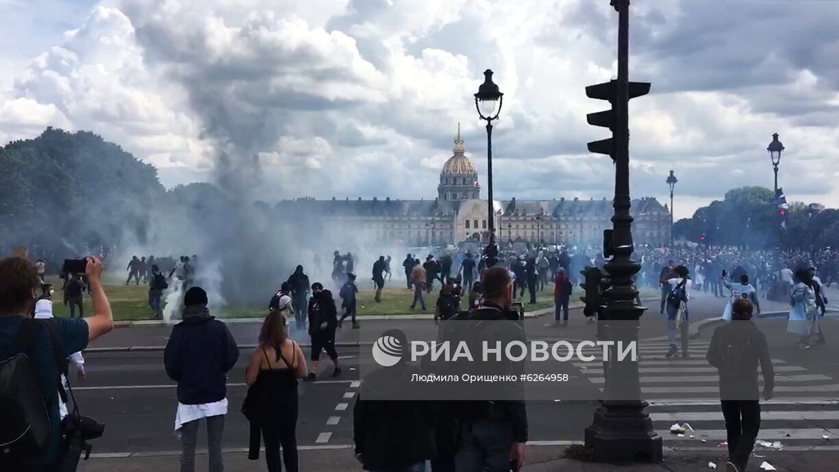 Акция протеста медицинских работников в Париже