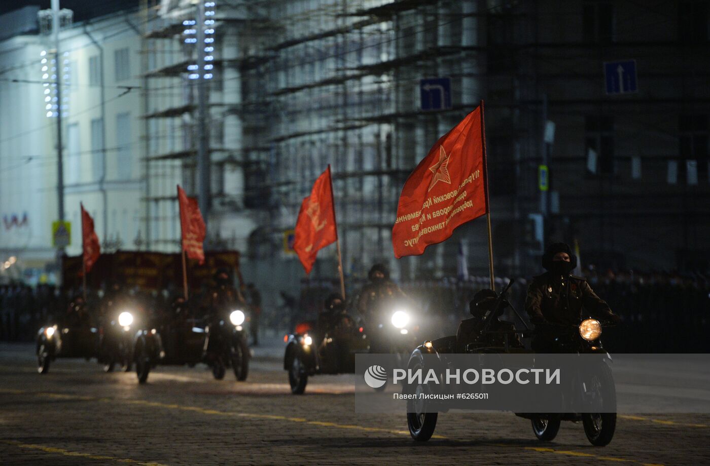 Ночная репетиция парада Победы в Екатеринбурге