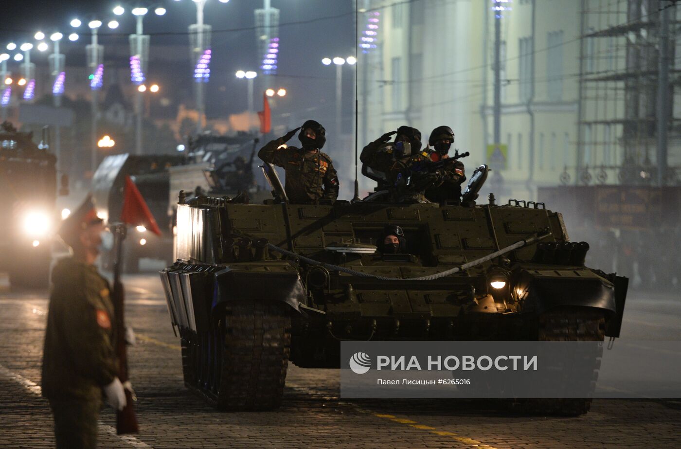 Ночная репетиция парада Победы в Екатеринбурге