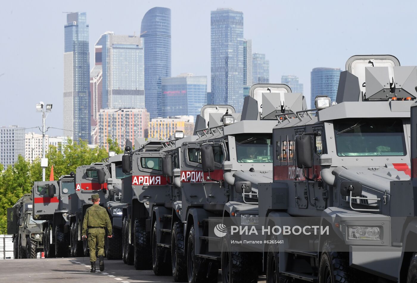 Ночная репетиция парада Победы в Москве 