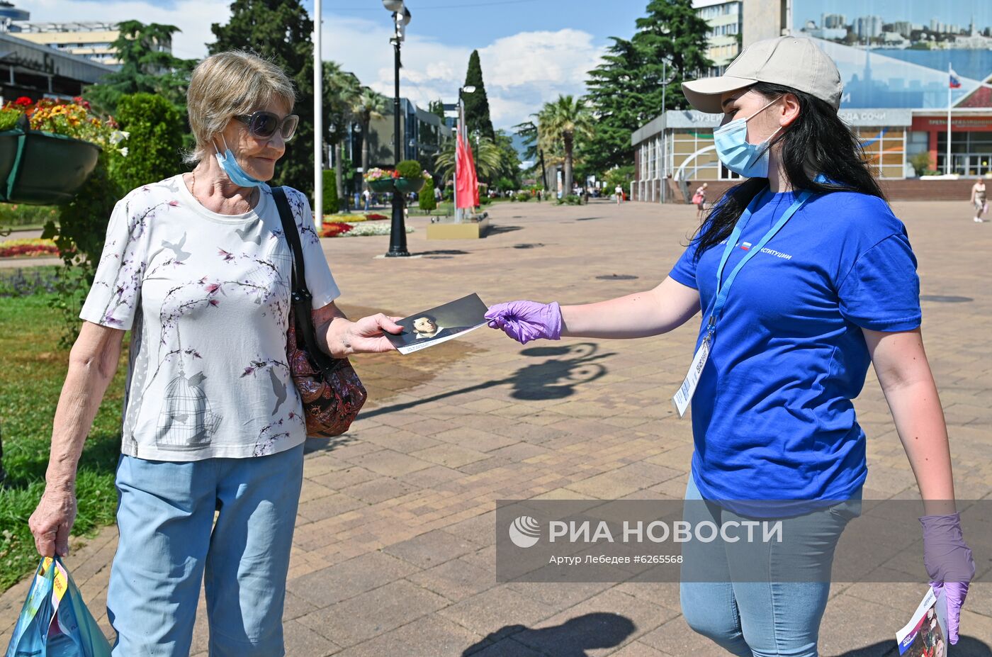 Волонтеры начали информировать граждан о поправках в Конституцию