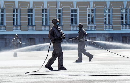 Дезинфекция Дворцовой площади в Санкт-Петербурге