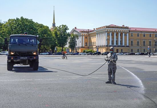 Дезинфекция Дворцовой площади в Санкт-Петербурге