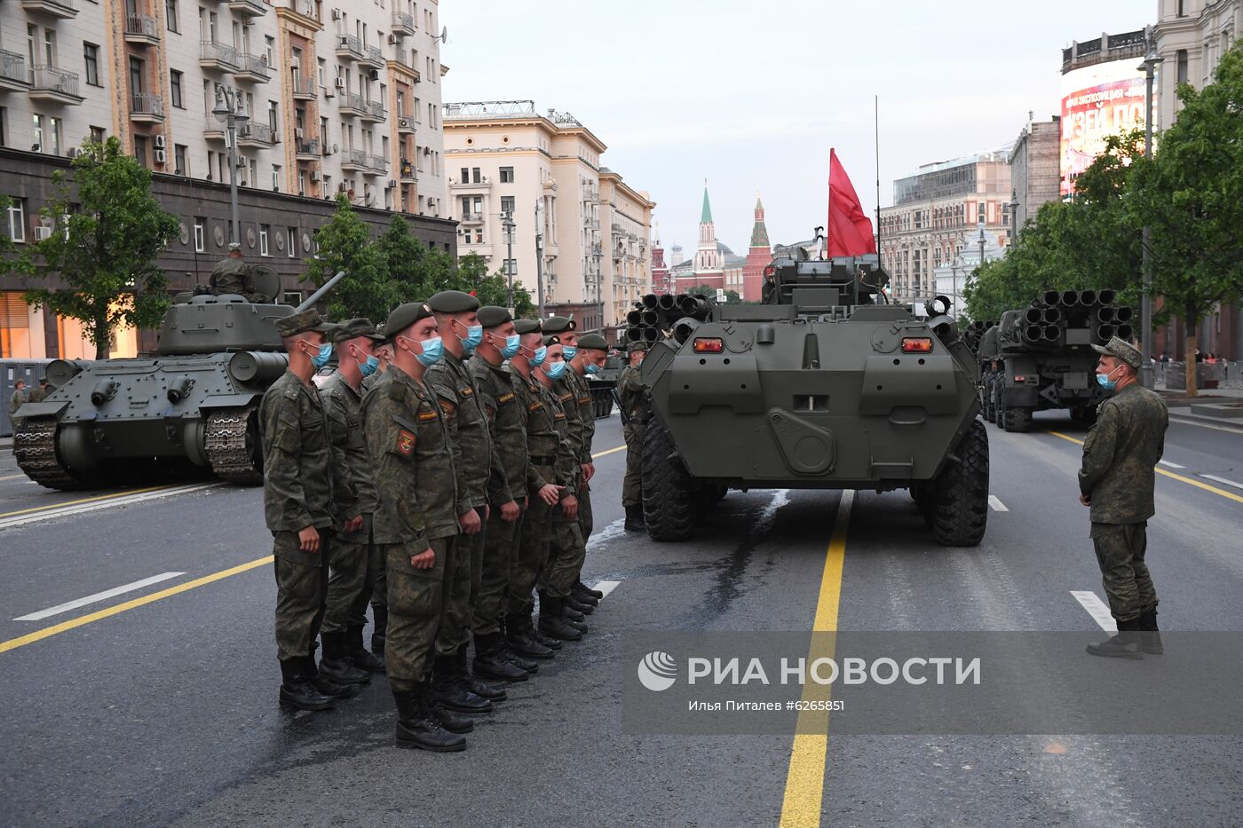 Ночная репетиция парада Победы в Москве 