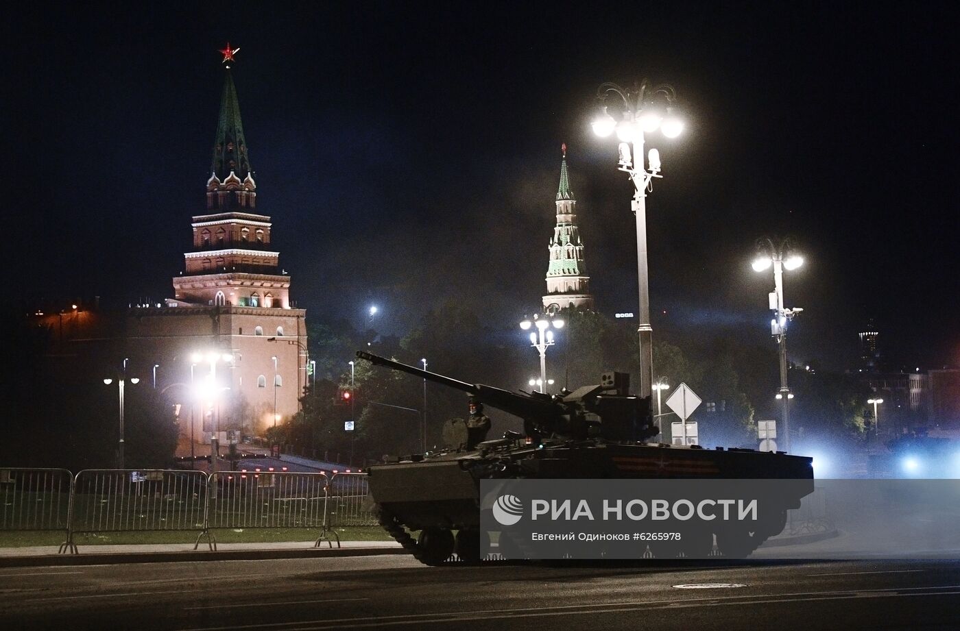 Ночная репетиция парада Победы в Москве