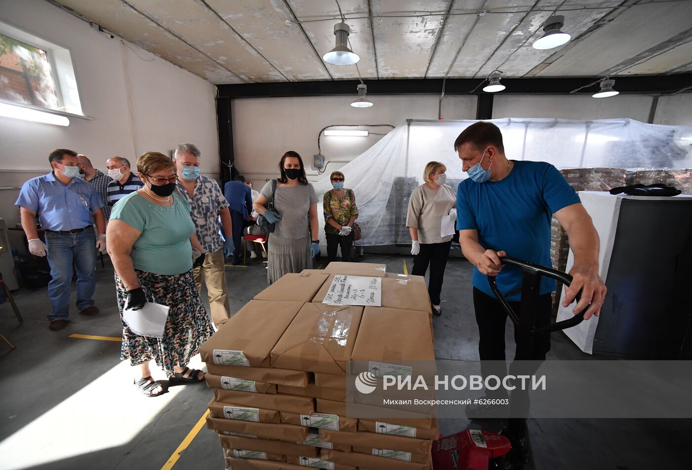 Передача бюллетеней для голосования по внесению поправок в Конституцию РФ 