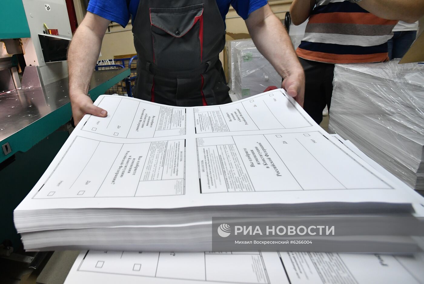 Передача бюллетеней для голосования по внесению поправок в Конституцию РФ 