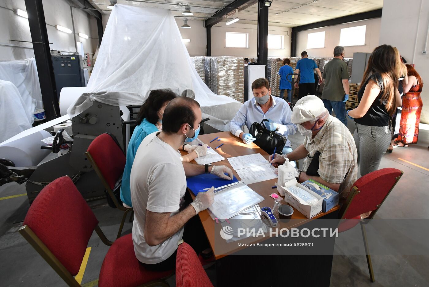 Передача бюллетеней для голосования по внесению поправок в Конституцию РФ 